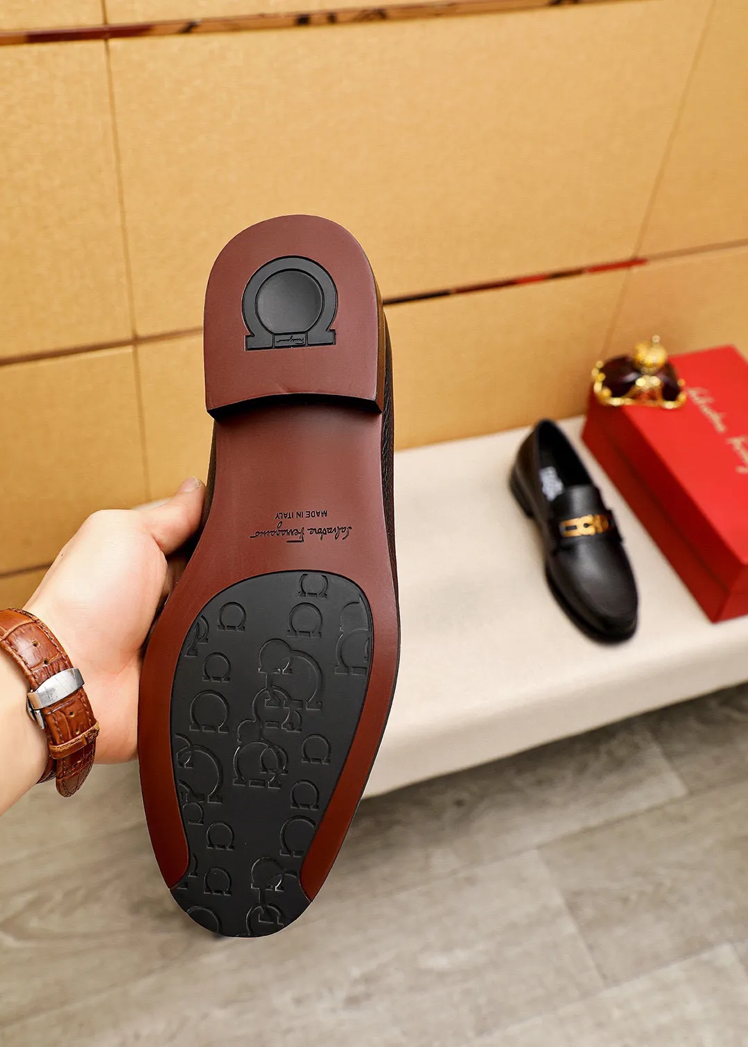 Men's shoes💰460💐 Product trademark: Ferragamo "Ferragamo" casual leather shoes Regular size: 38-44 (45.46🉑️customized) Product materials: Selected imported first-layer pebbled cowhide leather upper + luxury hardware buckle, imported water-dyed cowhide leather lining. Strong three-dimensional visual effect, original outsole color: 2 colors available